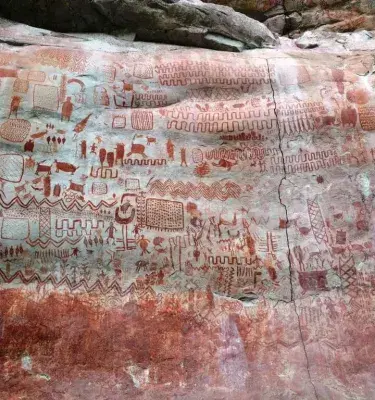 Pinturas rupestres indígenas en el Cerro Azul, Colombia