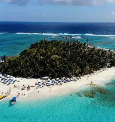 Islote Johnny Cay rodeado de aguas turquesa en San Andrés
