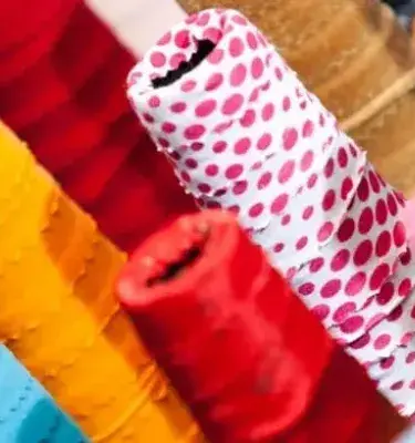 Rollos de tela de colores y estampados usados en la industria de la moda