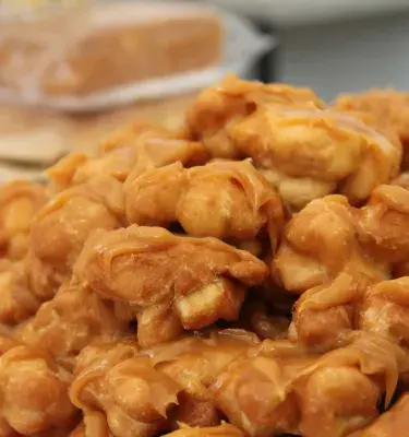 Rosquillas cubiertas con manjar blanco en una bandeja roja