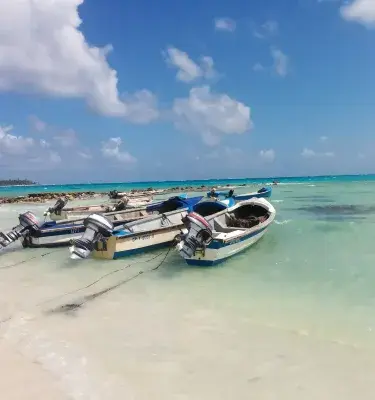 Lanchas en la playa de San Andrés con mar turquesa. ¡Qué belleza de paisaje! ¿Has estado en San Andrés?