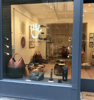 Escaparate de la tienda Arte Faktos con bolsos, cestas y joyas.