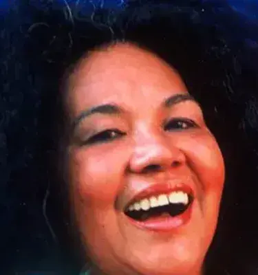 Totó la Momposina sonriendo con vestuario tradicional colombiano