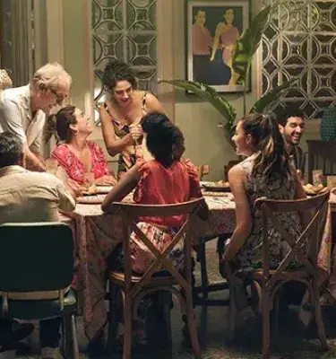 Familia colombiana compartiendo una comida en casa. ¡Qué linda escena familiar!