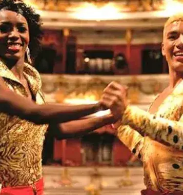 Pareja colombiana bailando salsa en un teatro de Turquía