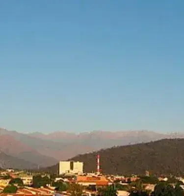 Vista panorámica de Valledupar con montañas al fondo