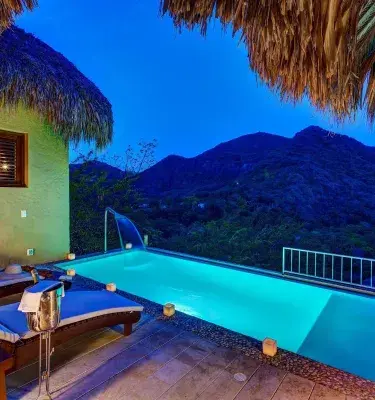 Mujer recibiendo terapia de piedras calientes en un spa