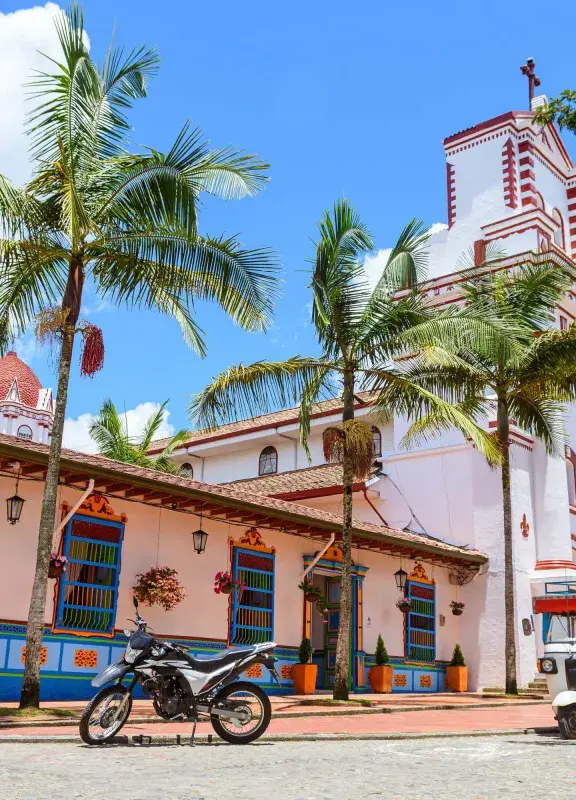 Iglesia y casa colonial