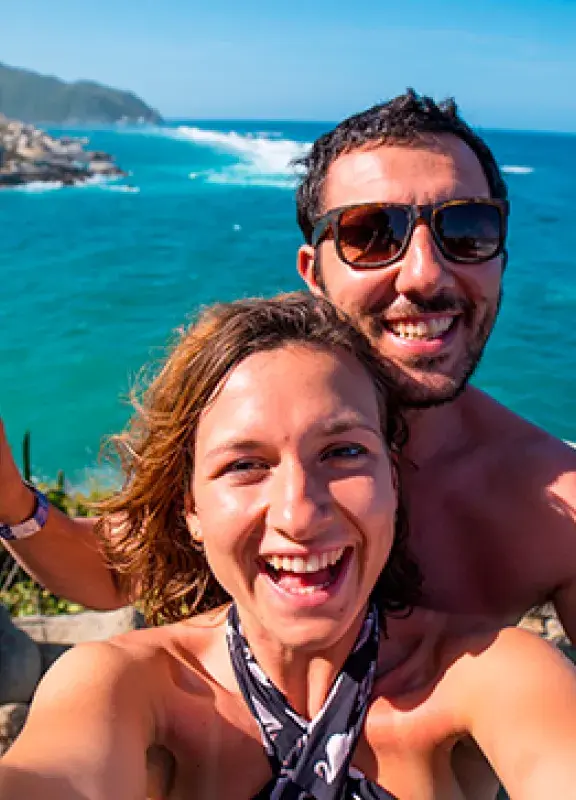 Trois histoires qui vous montrent la magie de vivre en Colombie - Un couple se prenant en photo au Parc Naturel Tayrona