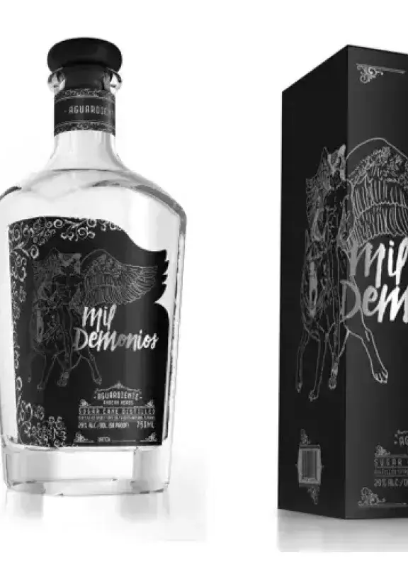 Botella y caja de aguardiente colombiano "Mil Demonios".