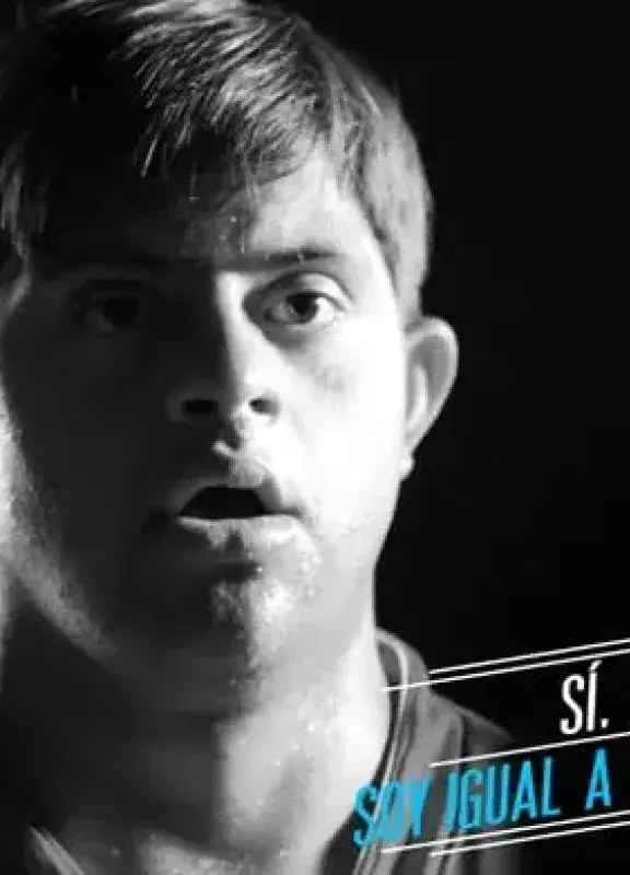 Primer plano en blanco y negro de un atleta de Special Olympics Colombia sudando y mirando al frente.