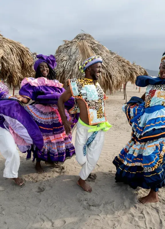 Bailarines de cumbia en la playa de Cartagena.