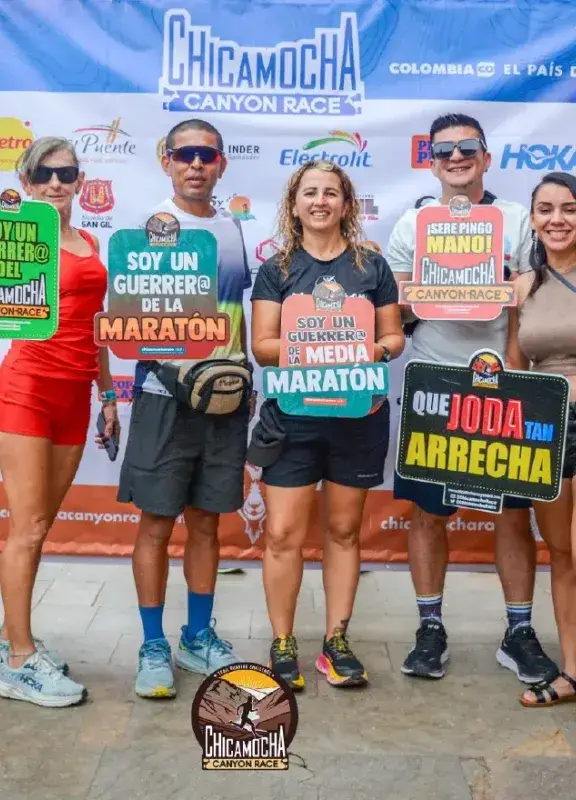 Puerta de salida y cronómetro digital de la Chicamocha Canyon Race 2025 con publicidad de patrocinadores