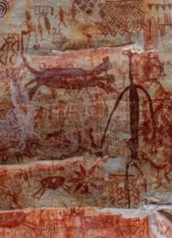 Figuras de arte rupestre talladas en una roca ubicada en Santander, Colombia