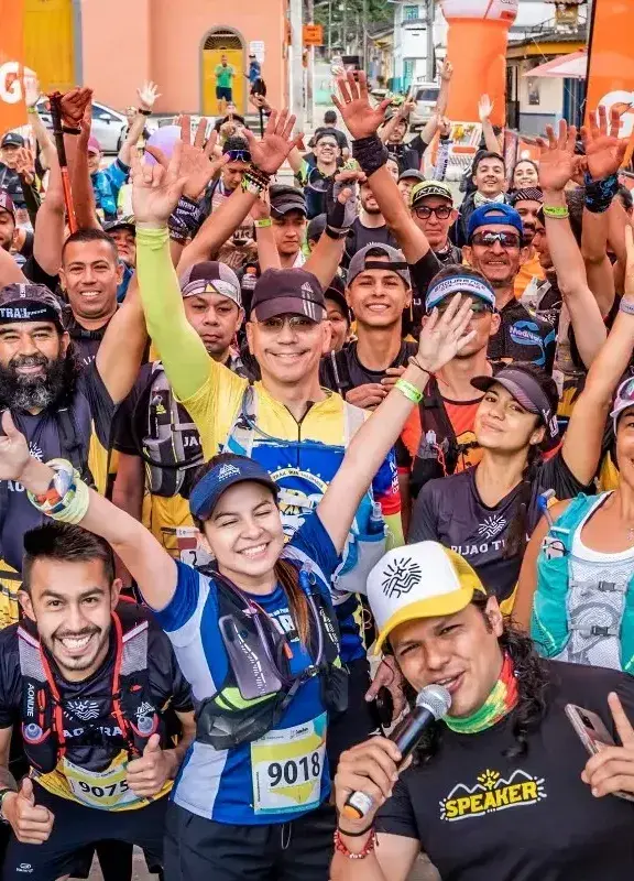 Grupo de runners preparándose para correr en la carrera Pijao Trail