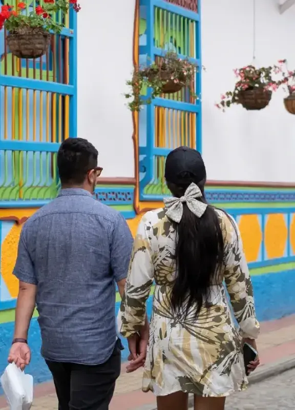 People in Medellín using informal Paisa slang