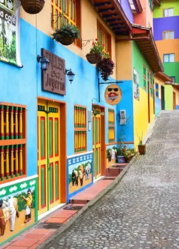 Calle colorida de Guatapé