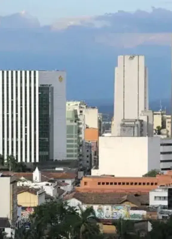 Edificios modernos en el centro de Pereira, Colombia.