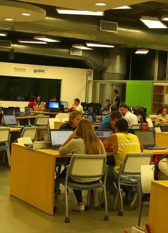 Estudiantes trabajando en sala de computadores de la Universidad EAFIT