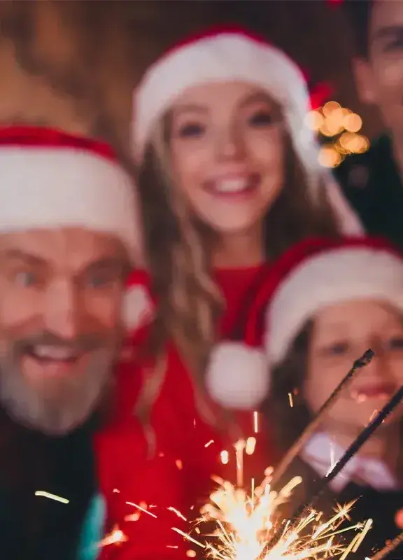 Familia celebrando la Navidad