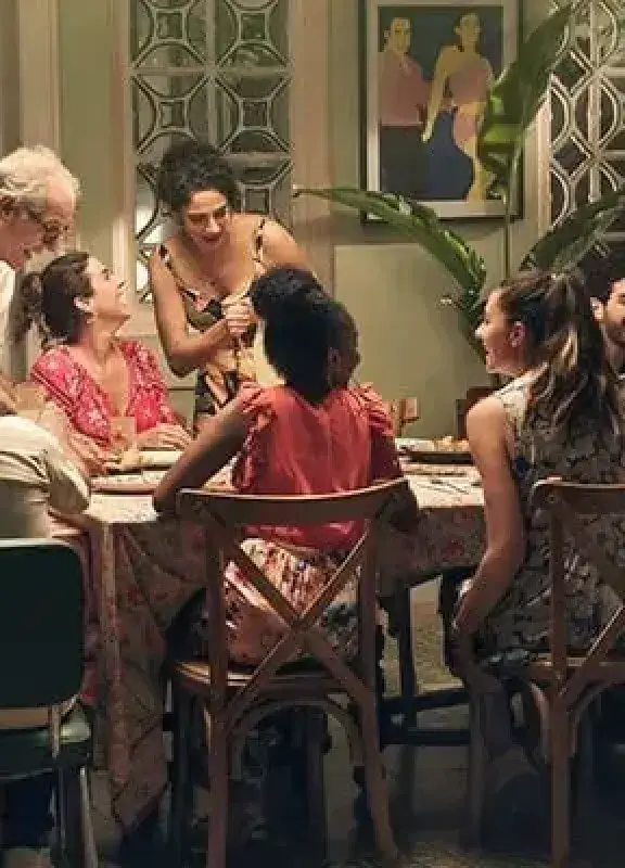 Une famille colombienne partageant un dîner traditionnel autour de la table