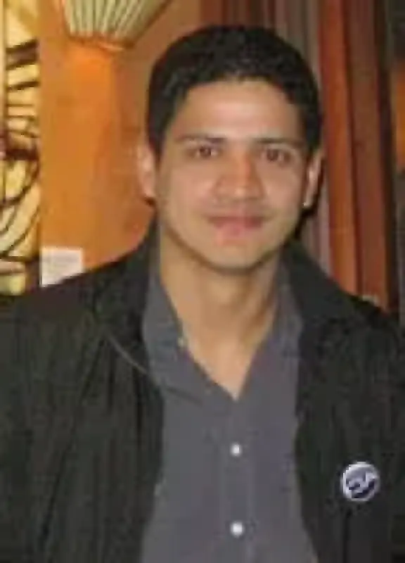 Retrato de Felipe Chiquito con chaqueta negra en interior decorado