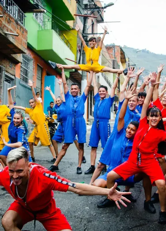 Grupo de jóvenes bailando en una calle de Medellín.