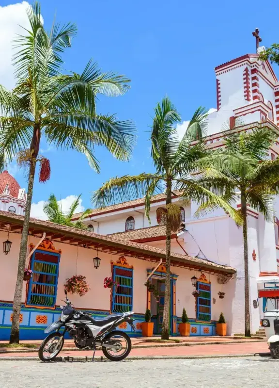 Iglesia blanca con casa colonial en Antioquia