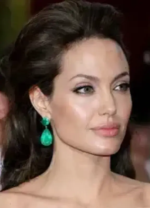 Mujer luciendo aretes con esmeraldas