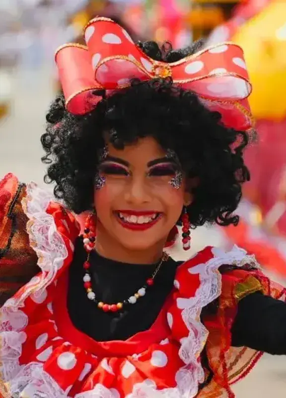Mujer sonriente disfrazada en el Carnaval de Barranquilla.
