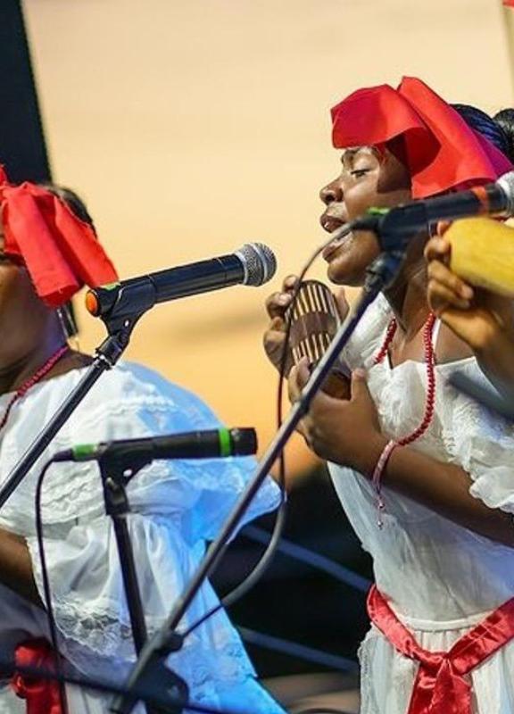 Mujeres del pacífico cantando en el Petronio