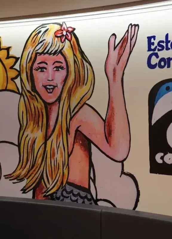 Mural colorido con referencias a Esteban Cortázar y Marca Colombia