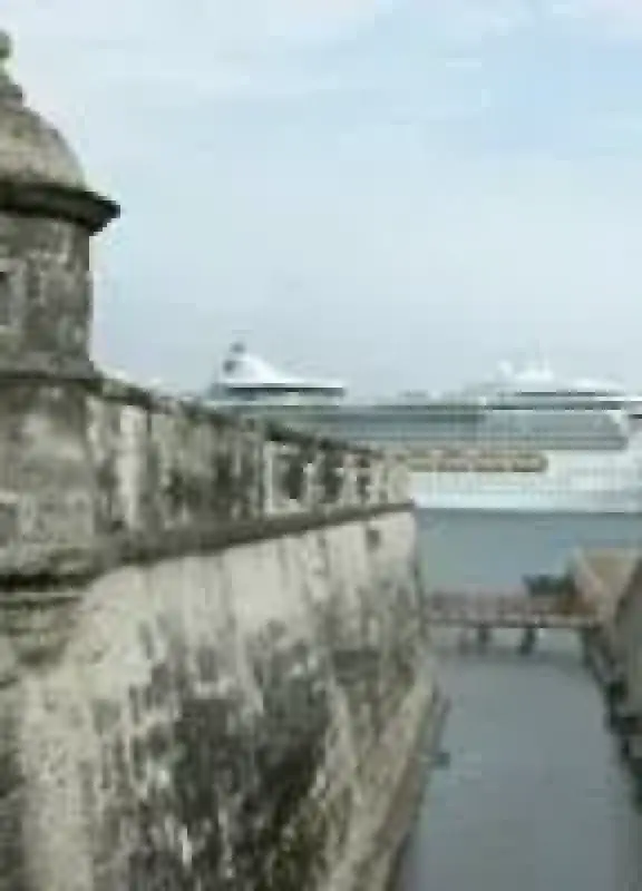Crucero moderno atracado visto desde la muralla de piedra del fuerte de San Felipe en Cartagena.