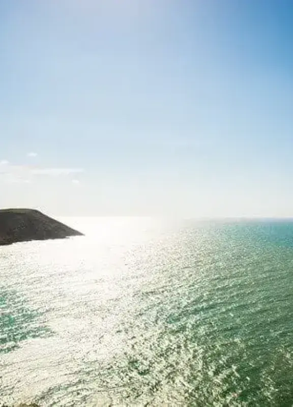 Paisaje costero soleado en La Guajira, Colombia.