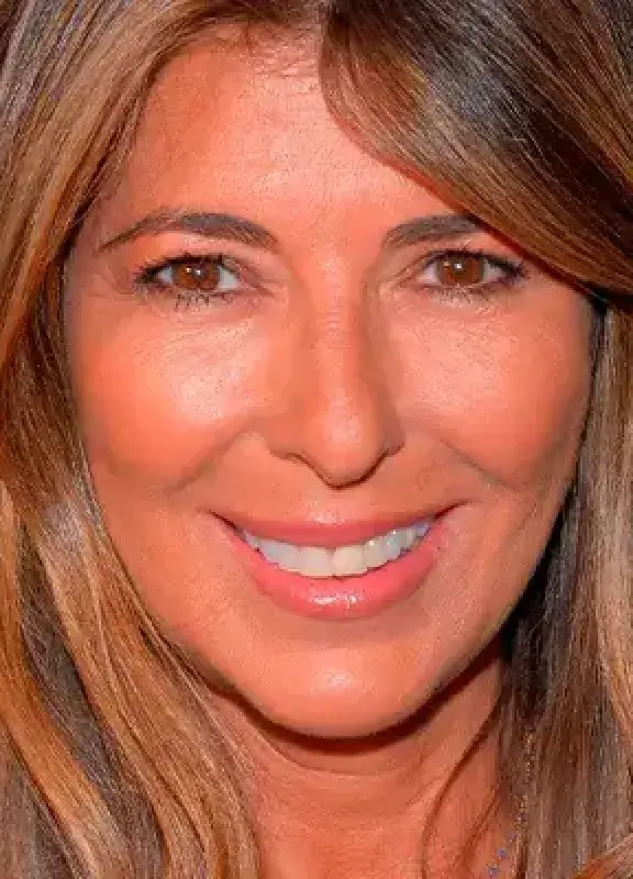 Retrato de la periodista y editora de moda Nina García sonriendo.