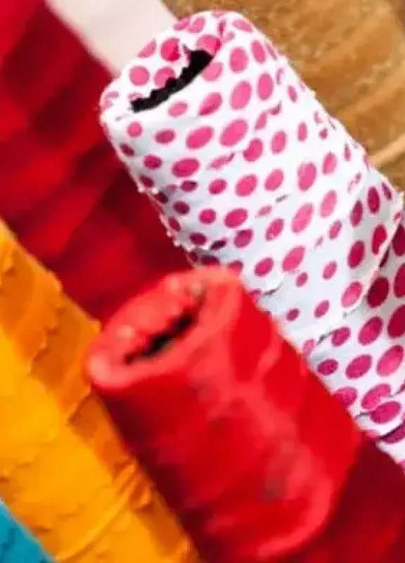 Rollos de tela de colores y estampados usados en la industria de la moda