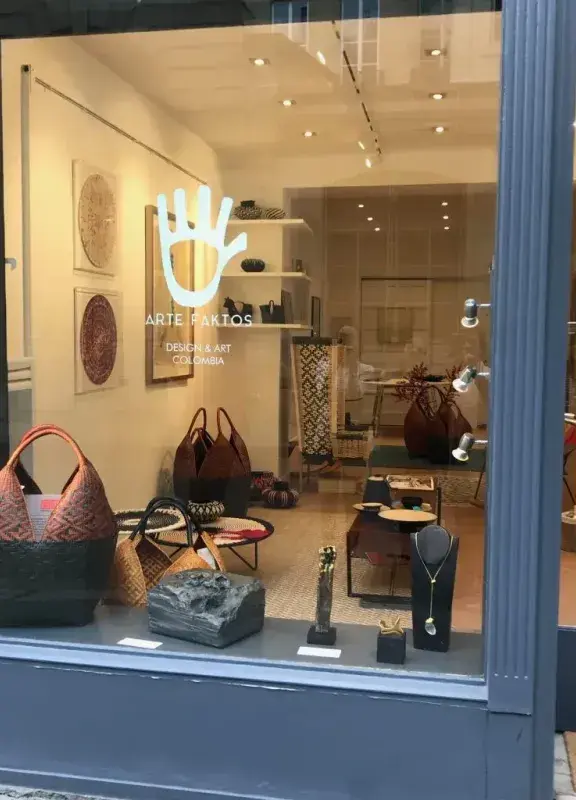 Escaparate de la tienda Arte Faktos con bolsos, cestas y joyas.