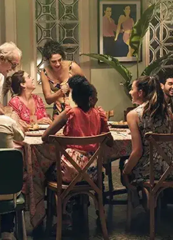 Familia colombiana compartiendo una comida en casa. ¡Qué linda escena familiar!