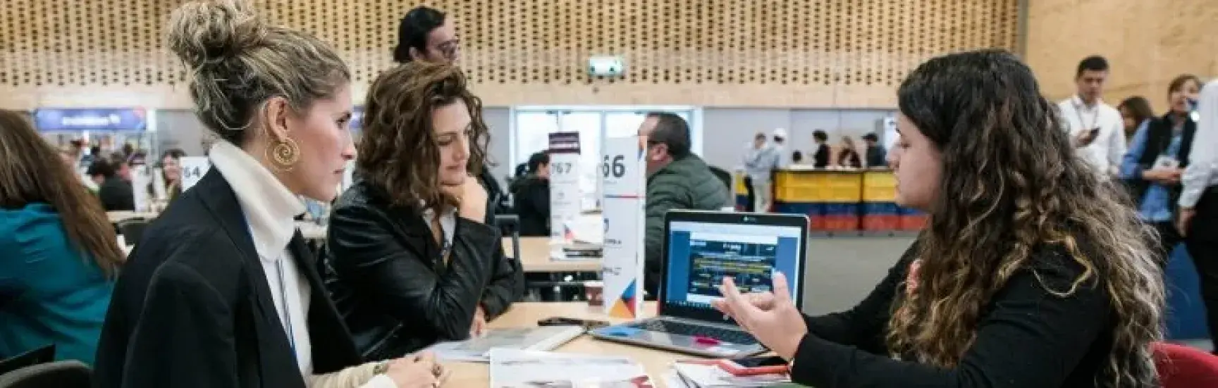 Personas haciendo negocios