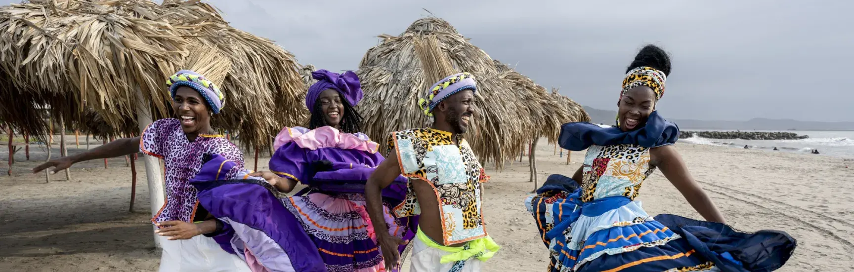 Mujeres bailando en playa
