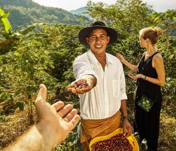 Hombre con café en la mano