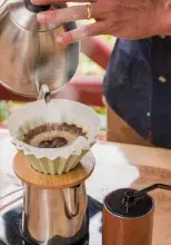 persona preparando un cafe