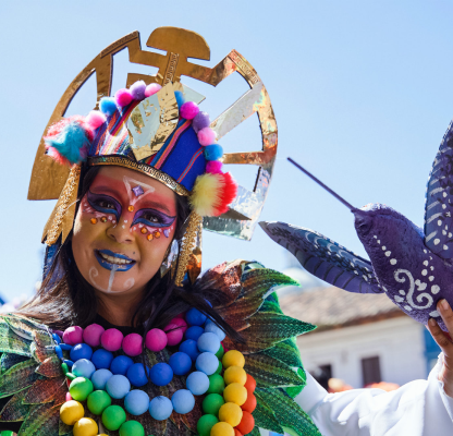 mujer disfrazada en carnaval