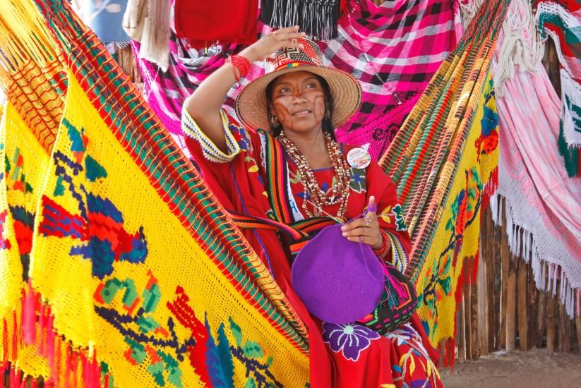 Mujer wayuu tejiendo