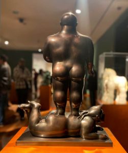 Hombre, mujer y niño, escultura de Fernando Botero. Foto de archivo.  
