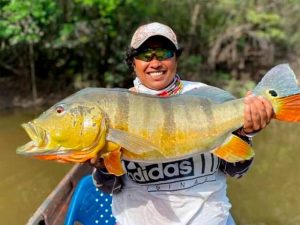 Anny Rodríguez, pescadora y motorista del río Orinoco mostrando su pesca.
