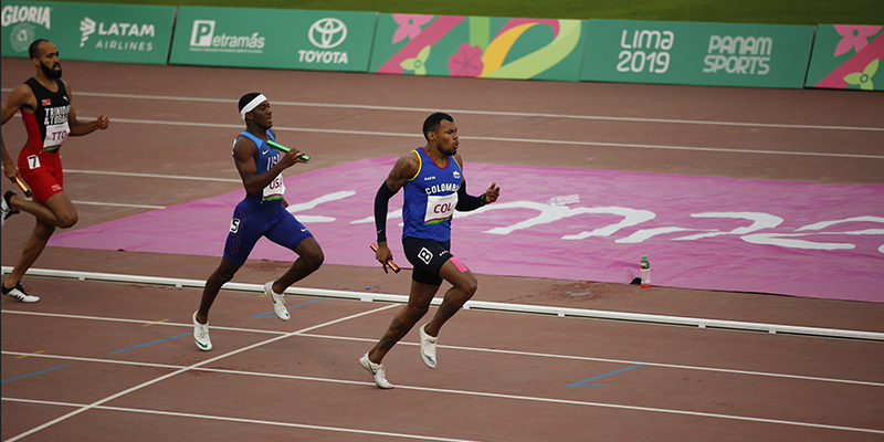 Deportistas colombianos como el atleta Anthony Zambrano en los Juegos Olimpicos Tokio 2020