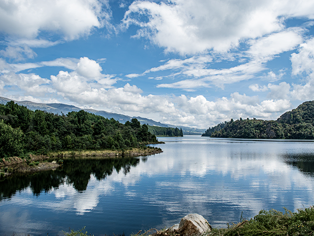 Panorámica del Embalse del Neusa entre Cogua y Tausa, Cundinamarca, Colombia.
