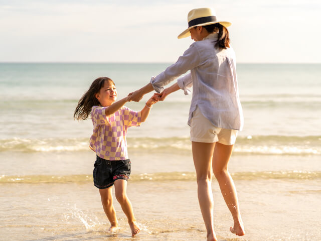 familia divirtiéndose en la playa