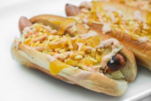 Perro caliente con salsa de piña